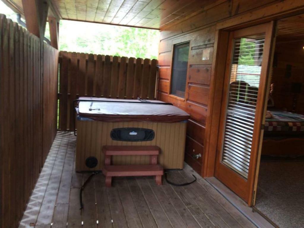 Spacious Party Hut Near Attractions McCookville Exterior photo